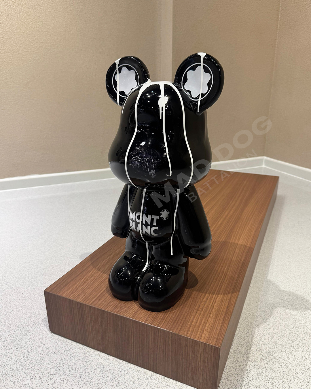 Beeld Kaws Mont Blanc